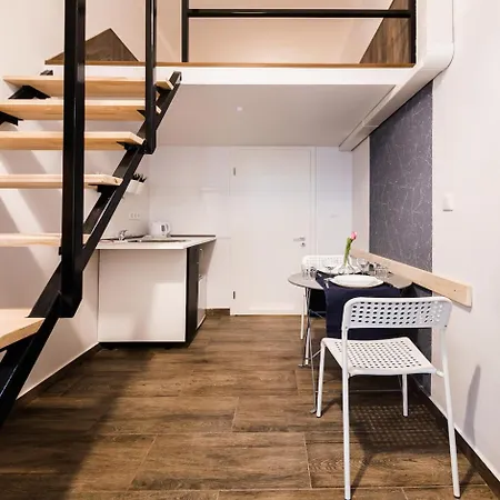 Urban Getaway Lofts דירה